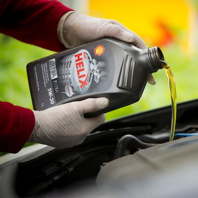 Pouring of Shell Helix Ultra into an engine