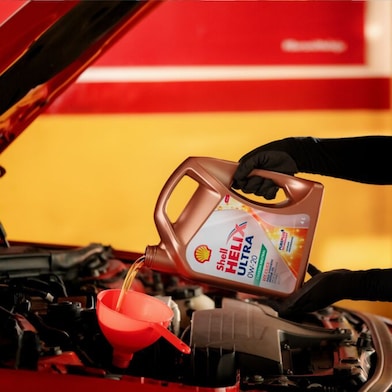 Pouring of Shell Helix Ultra into an engine