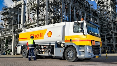 Een Shell-tankwagen op Shell Pernis (Foto: Shell Pernis)