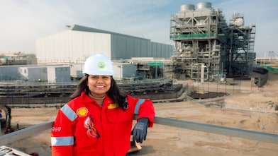 Een medewerker bij de Holland Hydrogen 1 (Foto: Christian Kalse)