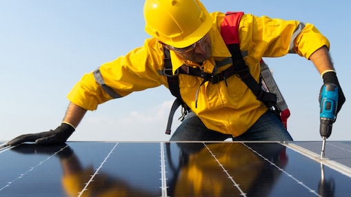 Man installeert zonnepanelen