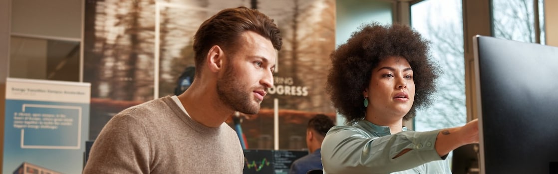 Collega's achter de computer