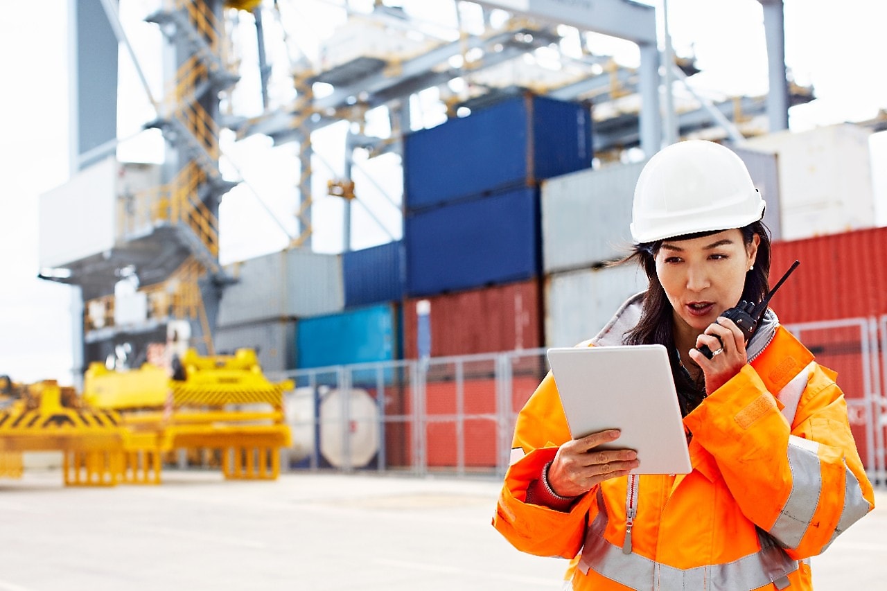 Ervaren vrouwelijke professional in de haven.