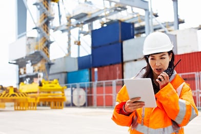 Ervaren vrouwelijke professional in de haven.