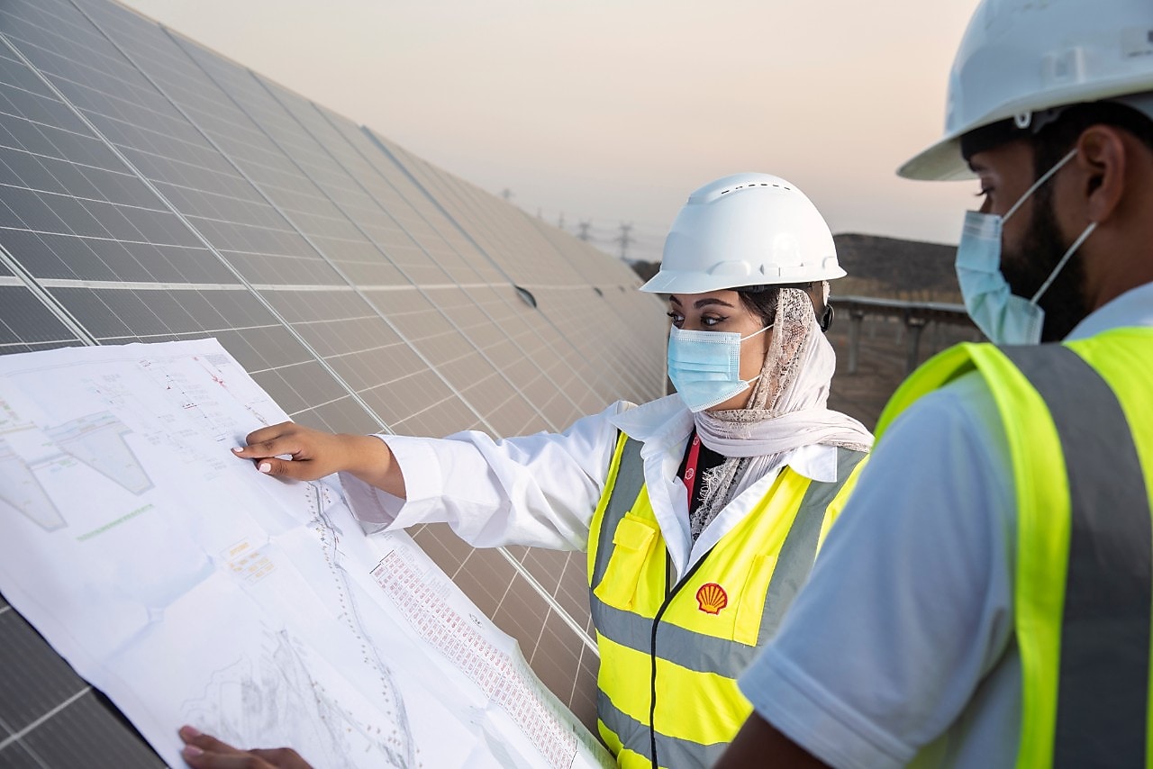 Vrouwelijke ingenieur op een zonnepark in Oman