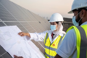 Vrouwelijke ingenieur op een zonnepark in Oman