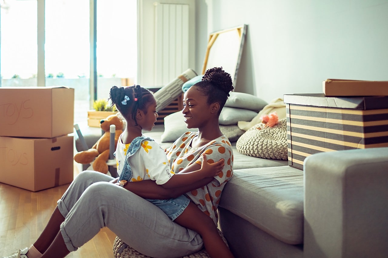 Moeder en dochter thuis.