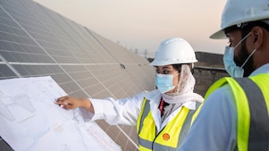 Twee collega's bij zonnepanelen