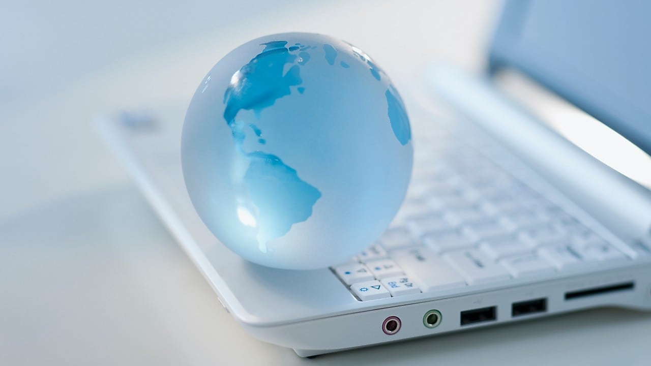 Een wereldbol op een laptop