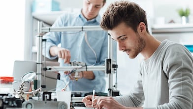 Een technische collega bekijkt een detail.