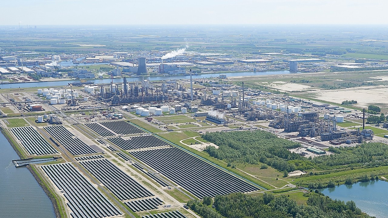 Overzichtsfoto van Shell Chemicals Park Moerdijk