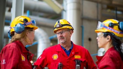 Drie medewerkers op Shell Energy and Chemicals Park Rotterdam in Pernis