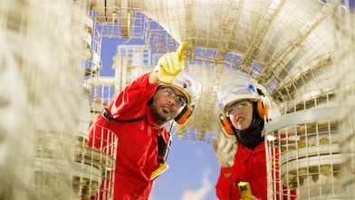 Twee medewerkers checken de site