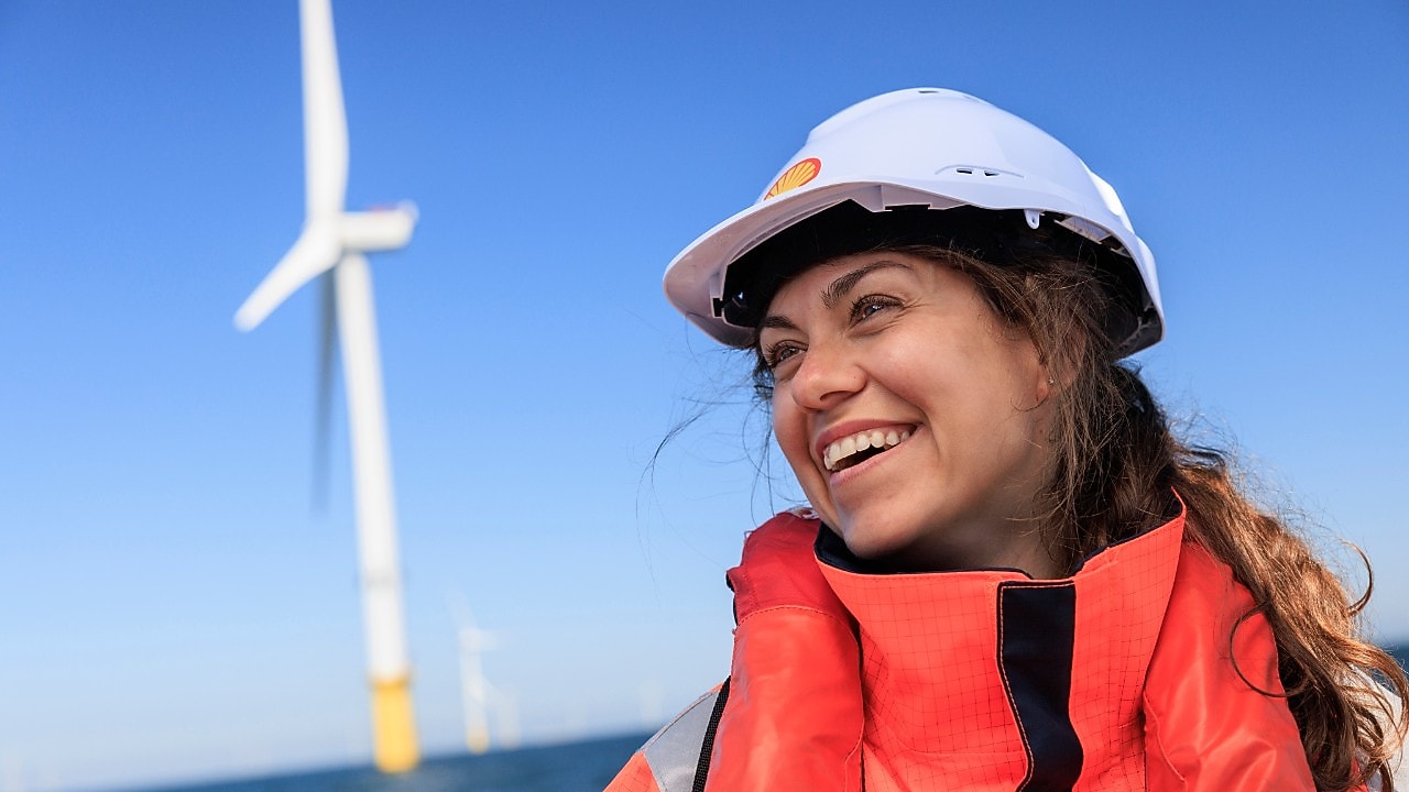 Een Shell-medewerkster bij offshore windpark Blauwwind