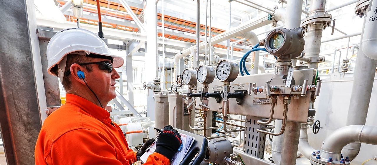 Een operator noteert wat hij ziet op de instrumenten