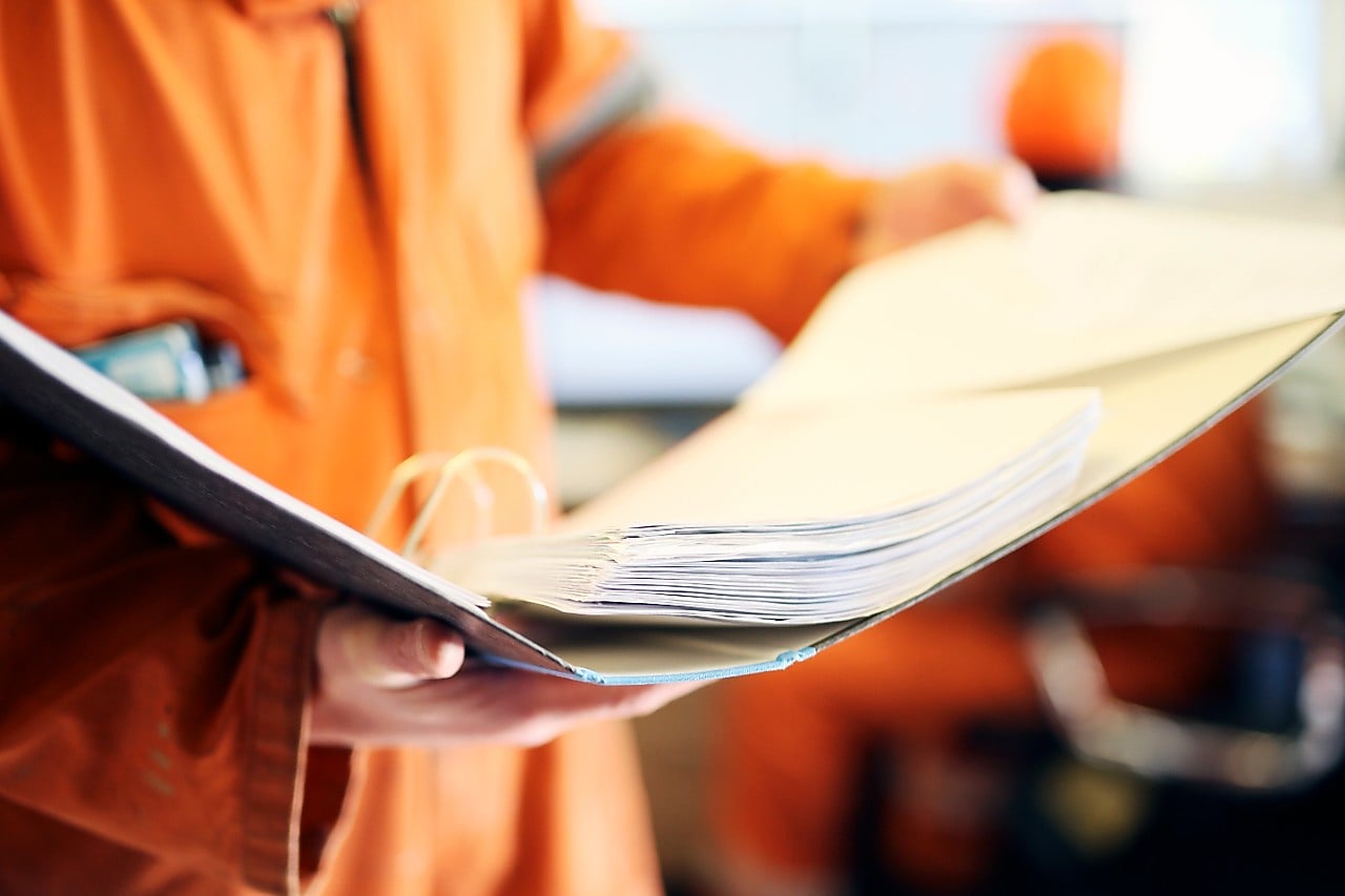 Shell-operator bekijkt instructies in een folder.