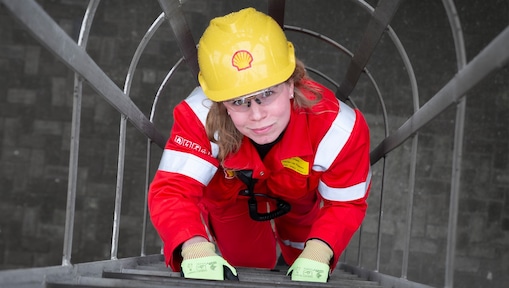 Operator Tineke op Shell Chemicals Park Moerdijk