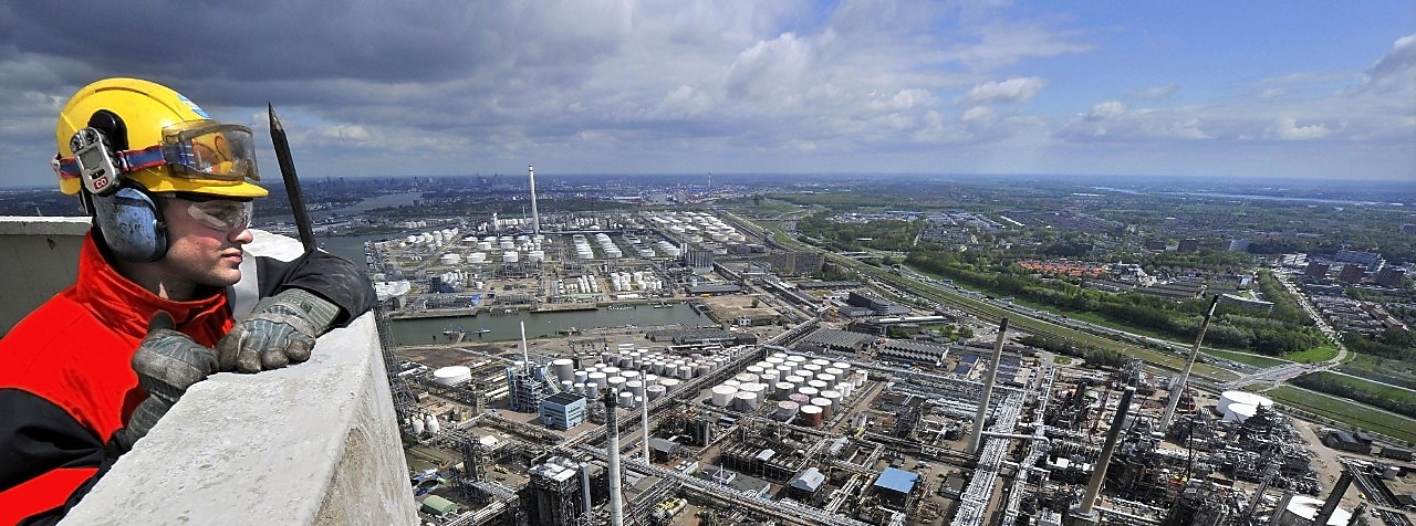 Uitzicht over Shell in Pernis