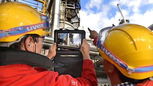 Twee Shell-medewerkers tijdens een inspectie op Moerdijk
