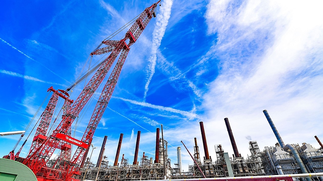 De Mammoet-kraan bij project Skyline op Shell Chemicals Park Moerdijk, januari 2025