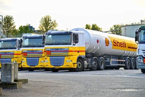 Shell-brandstoftrucks in het Shell-depot in Arnhem (Foto: Flip Franssen/Hollandse Hoogte/ANP)