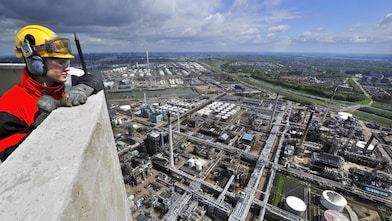 Uitzicht vanaf de toren op Pernis