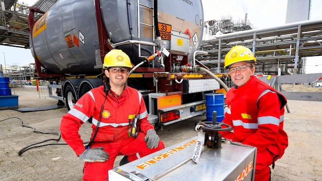 General Manager Richard Zwinkels en operator Gerben van den Doel bij de tank met 25 ton pyrolyseolie, die in de kraker gaat als voeding.