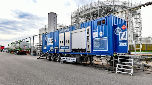 De mobiele ontgasser in actie naast een van de tanks