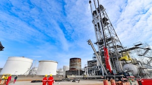 De drie fakkels zijn weer zo goed als nieuw en daaraan is door vele Shell- aannemer-medewerkers hard gewerkt