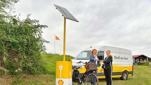 Yvonne Leget, beheerder Fort Buitensluis ontvangt de sleutels van Christien Nowee, Social Performance Advisor Shell Moerdijk