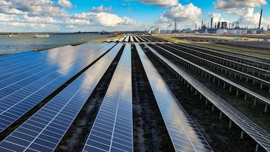 Het zonnepark op het terrein van Shell Moerdijk