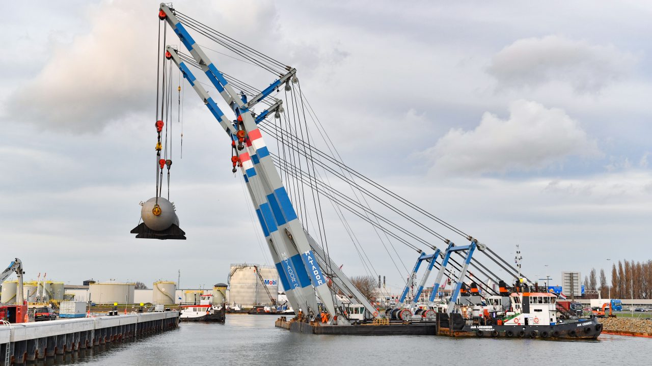 Aankomst grote onderdelen bij Shell in Pernis.