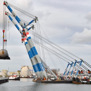 Aankomst grote onderdelen bij Shell in Pernis.