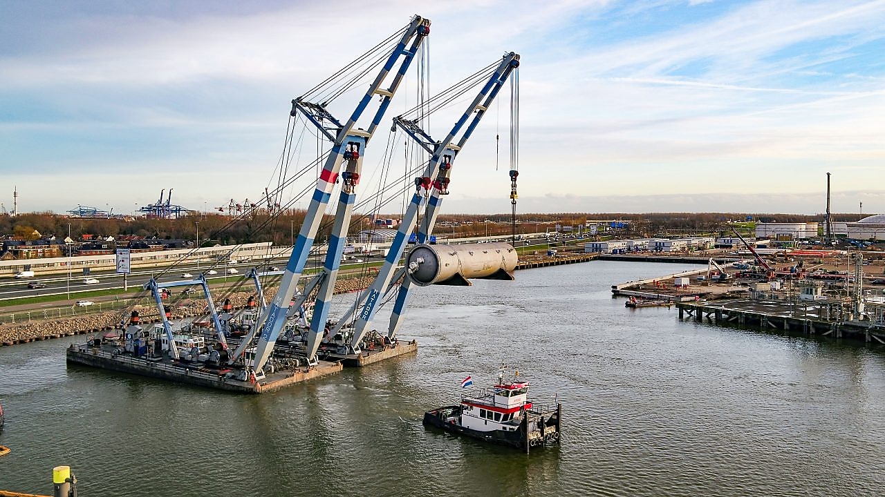 Aankomst grote onderdelen bij Shell in Pernis.