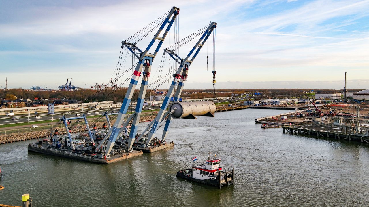 Aankomst grote onderdelen bij Shell in Pernis.