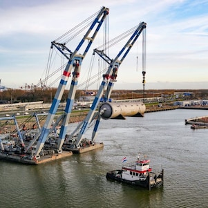 Aankomst grote onderdelen bij Shell in Pernis.
