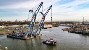 Aankomst grote onderdelen bij Shell in Pernis.
