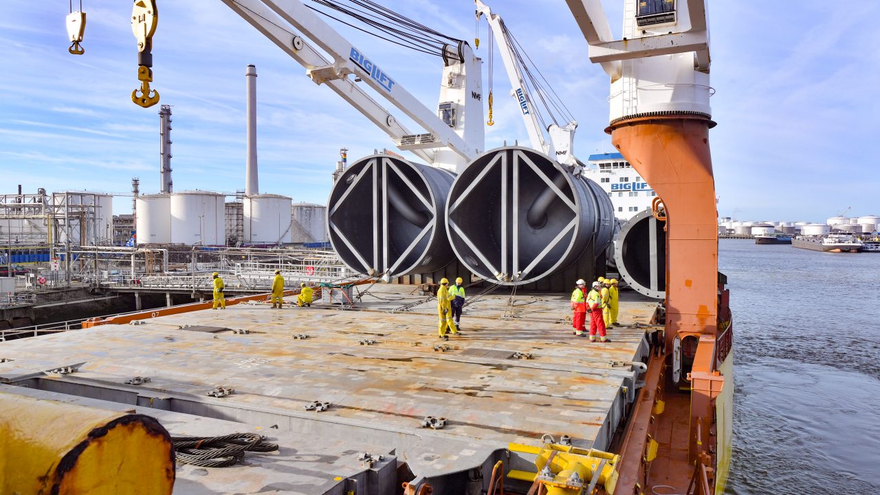 Aankomst grote onderdelen bij Shell in Pernis.
