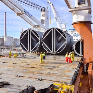 Aankomst grote onderdelen bij Shell in Pernis.