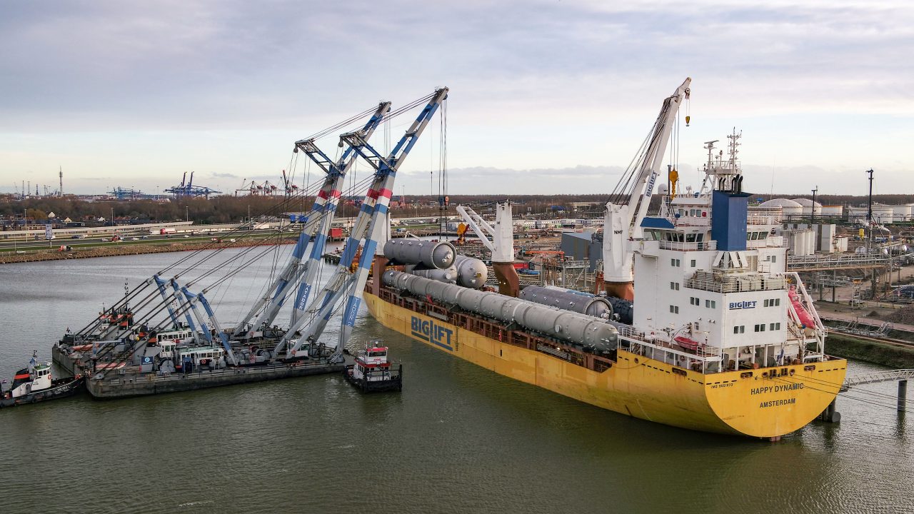 Aankomst grote onderdelen bij Shell in Pernis.