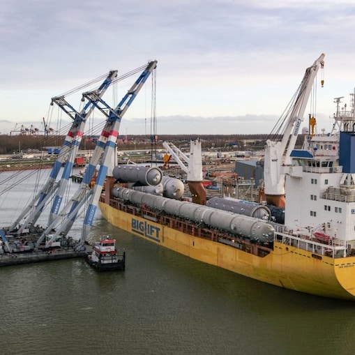 Aankomst grote onderdelen bij Shell in Pernis.