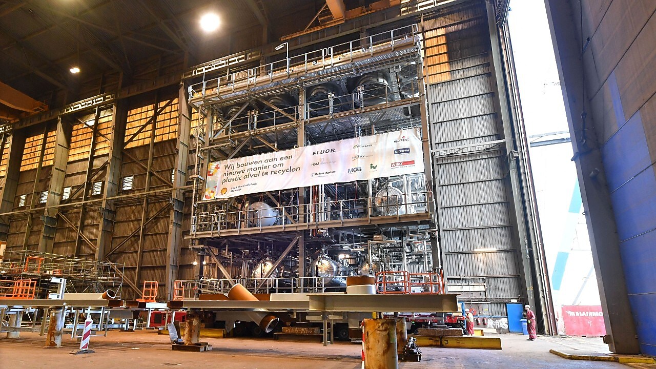 De Pre-Assembled Unit verlaat de loods van HSM in Schiedam