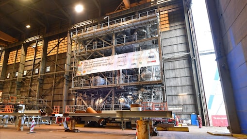 De Pre-Assembled Unit verlaat de loods van HSM in Schiedam