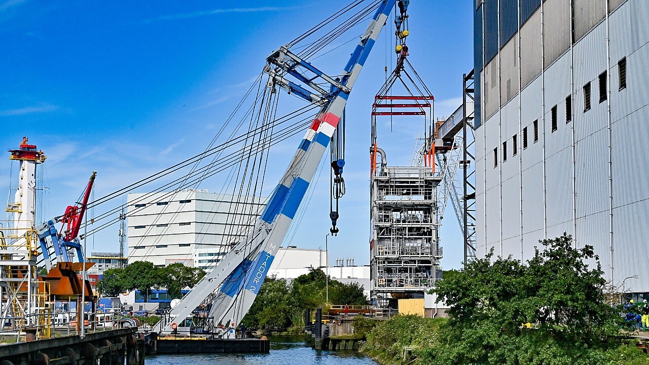 De PAU hangt in de takels van de grote hijsbok