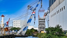 De PAU hangt in de takels van de grote hijsbok