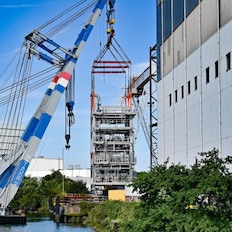 De PAU hangt in de takels van de grote hijsbok