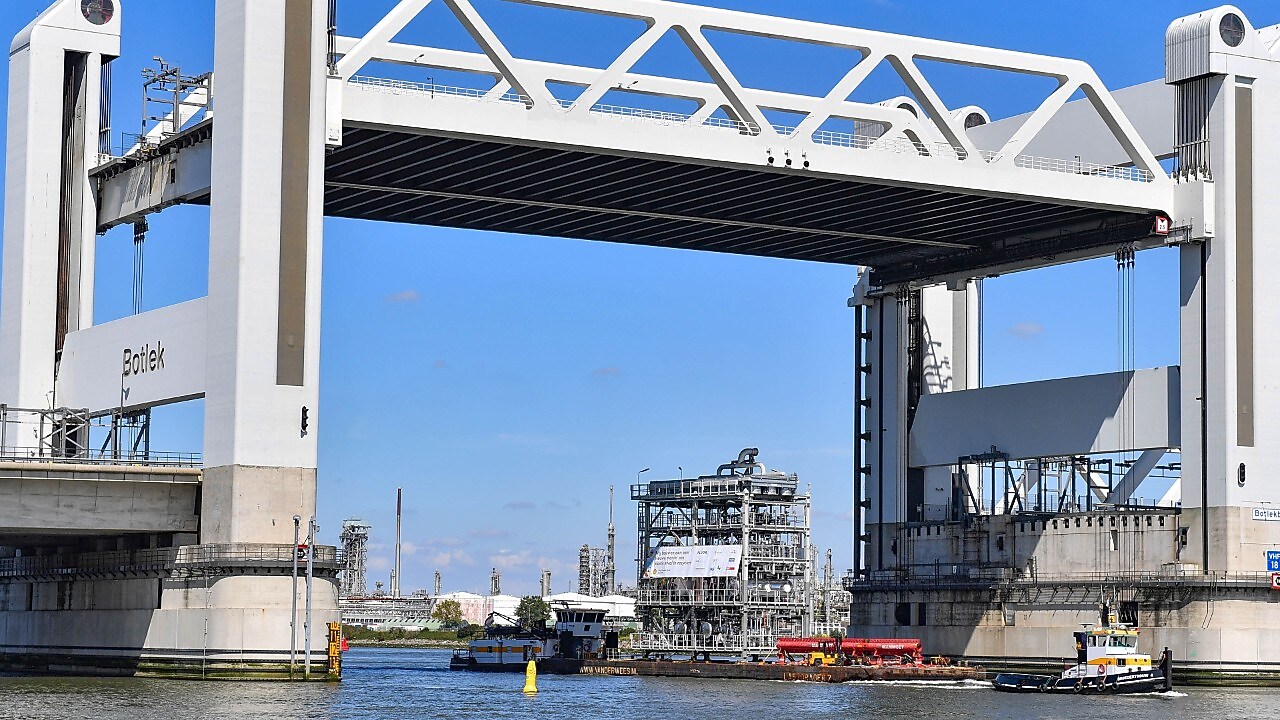Over de Oude Maas passeert de PAU de Botlekbrug