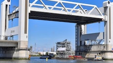 Over de Oude Maas passeert de PAU de Botlekbrug