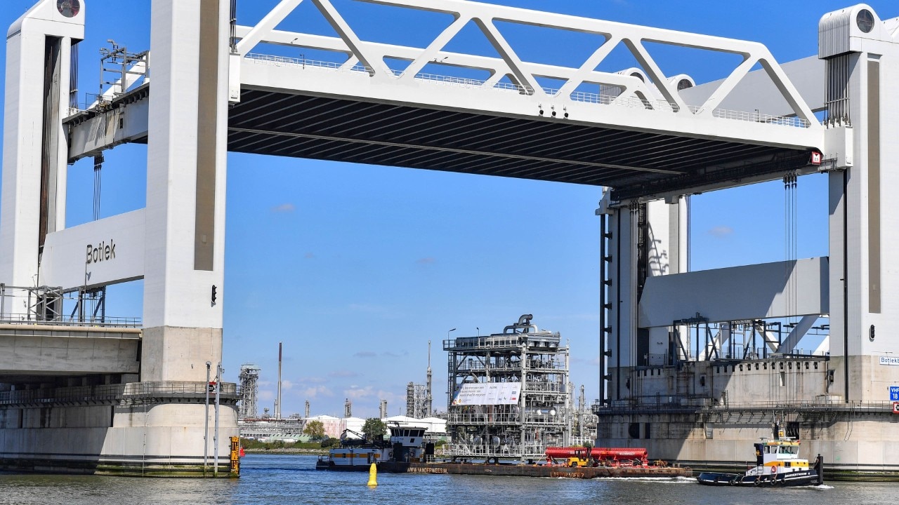 Over de Oude Maas passeert de PAU de Botlekbrug