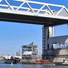 Over de Oude Maas passeert de PAU de Botlekbrug